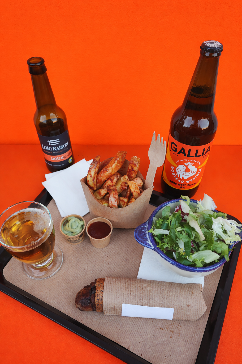 Plateau repas Breizhkorner avec hot-dog breton, frites kari, salade et bières bretonnes